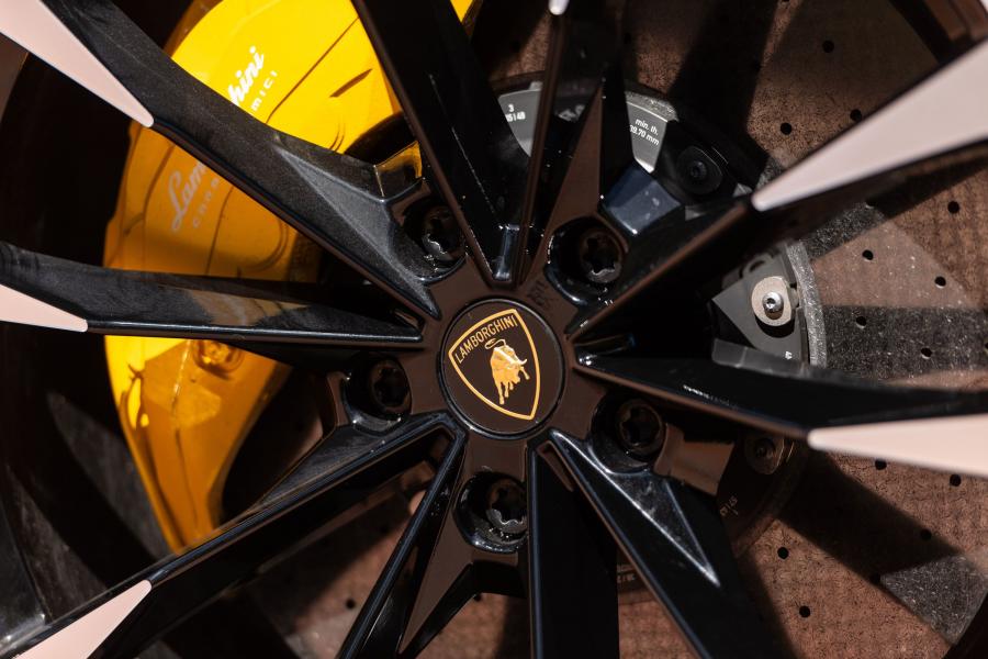 Колеса Lamborghini Urus Shiny Black Package 2018 года  (NA) (фото 34 из 40)